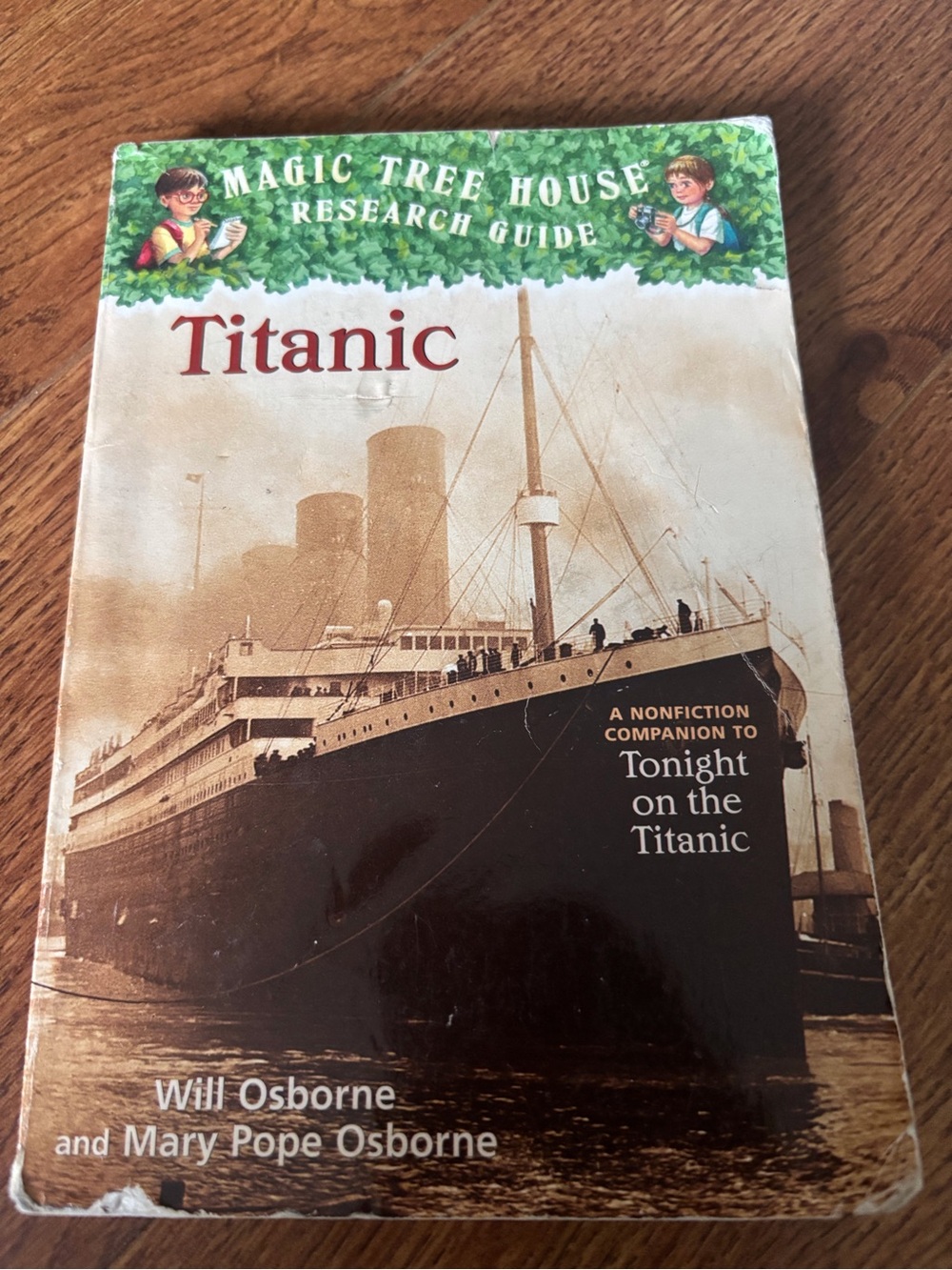 Magic Tree House Research Guide: Titanic paperback book